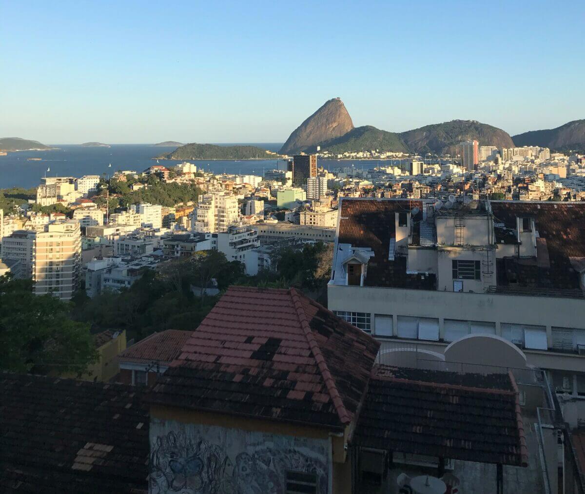 Vista do Parque das Ruínas, aparecem o Pão de Açúcar e a Praia de Botafogo.