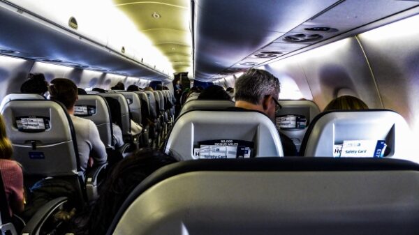 Como dormir melhor no avião: o guia definitivo